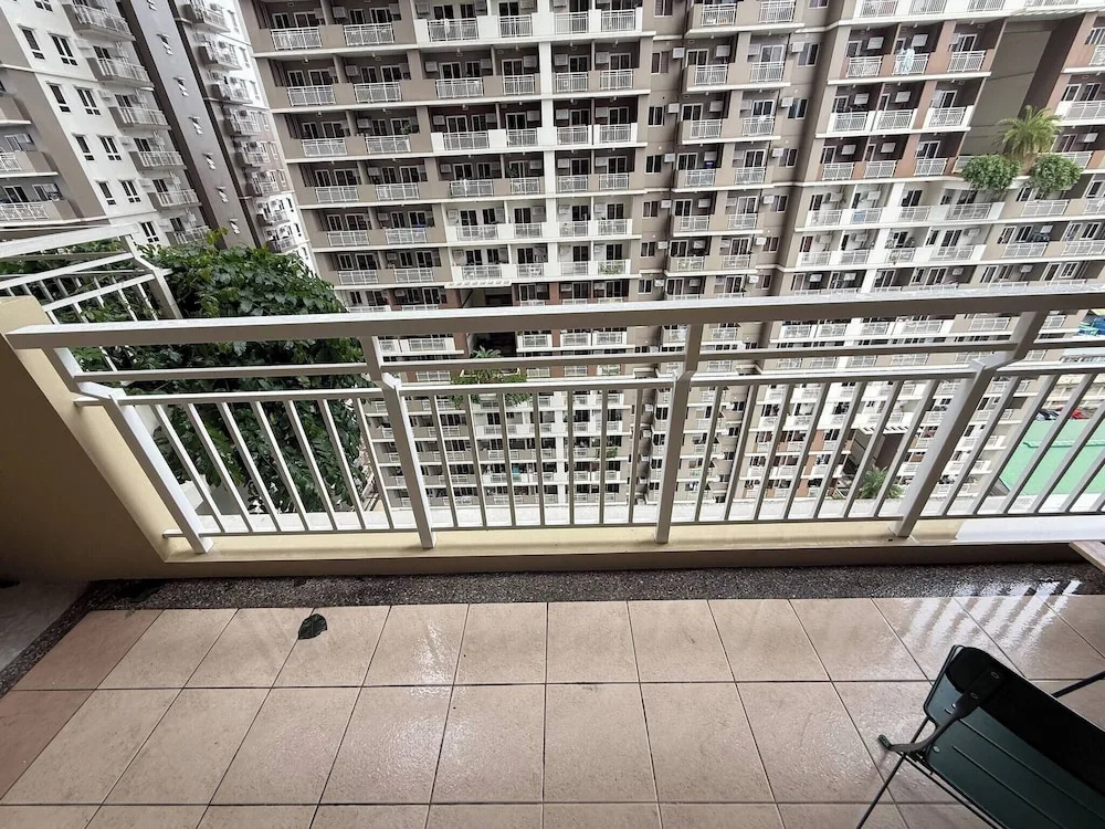 Aesthetic Cozy Apartment Condo With Pool Balcony & Deck