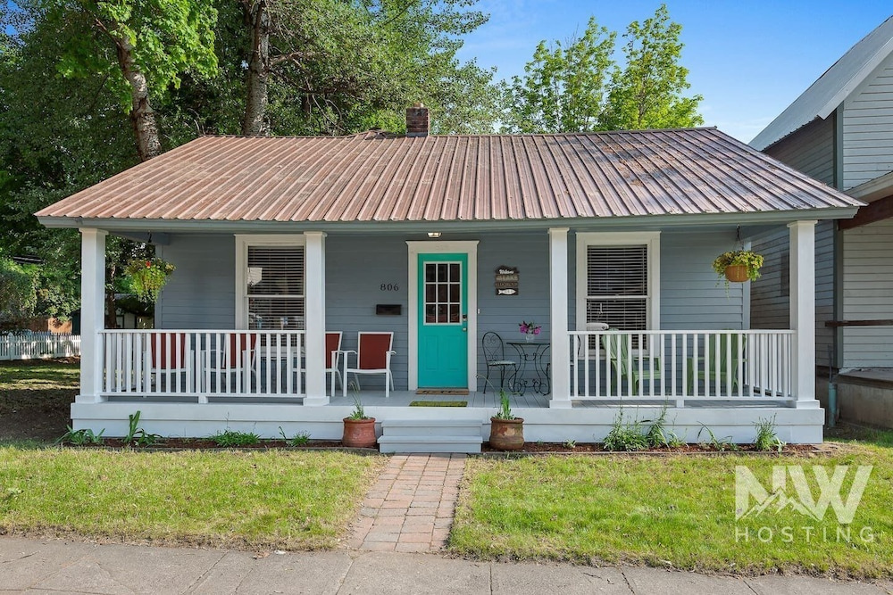 Lakeside Bungalow