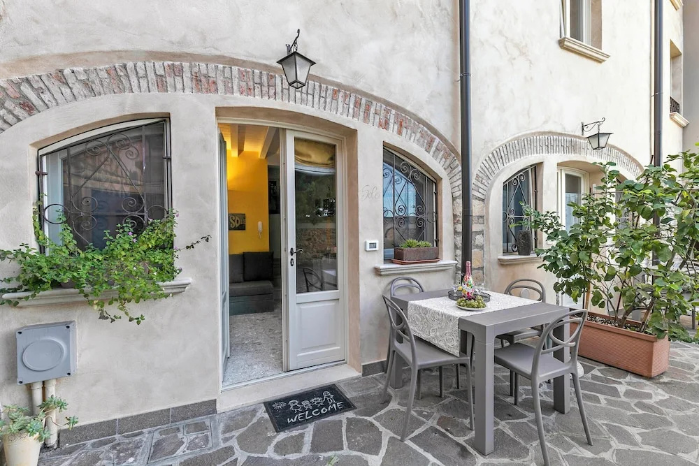 Sole Priscilla House- Terrace & parking