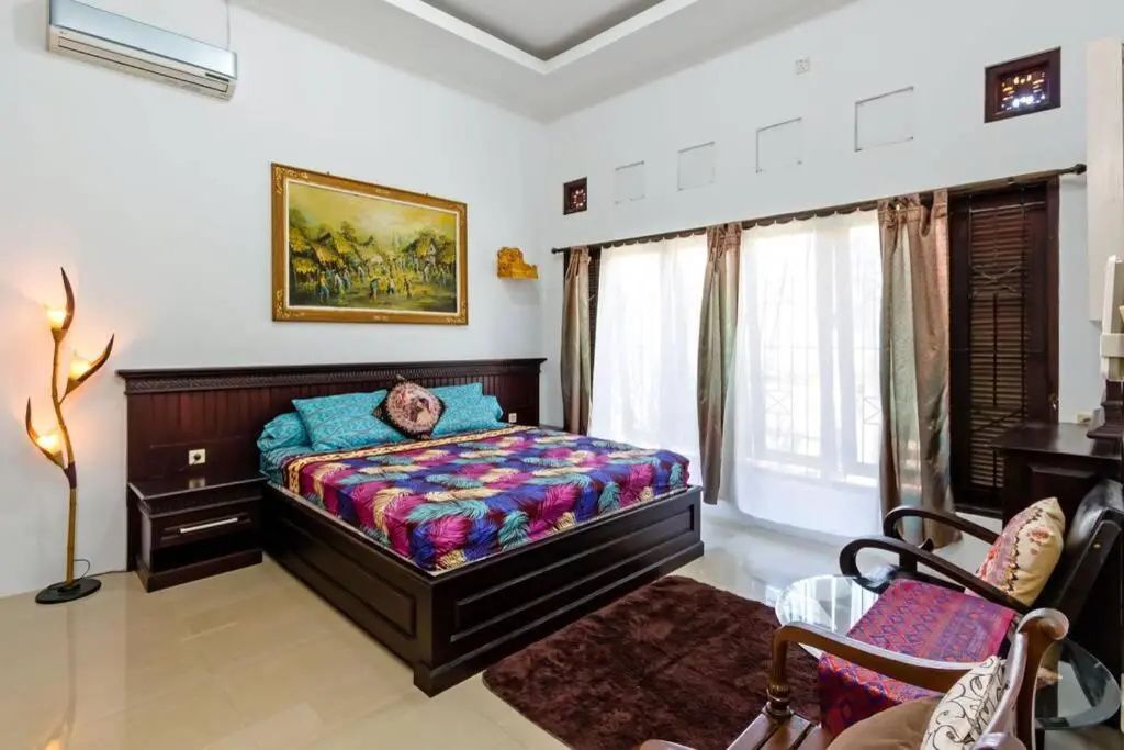 Tropical house in Nusa Dua. Beach in 150m. Garden. Fast to airport! Fast internet