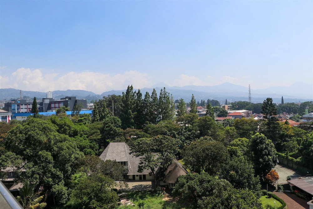 Nice And Comfy 1Br At Dago Suites Apartment