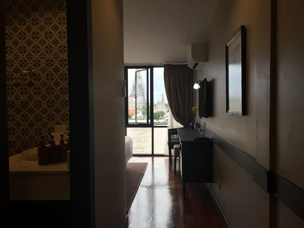 Deluxe Double room with river view (full double bed)