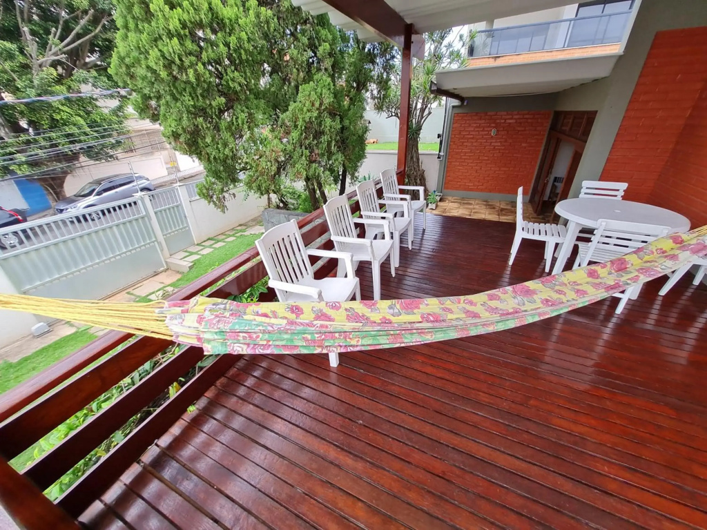 Casa Super Agradável, 250 metros da praia da Areia Preta, cinco quartos com ar, wifi, garagem, completa