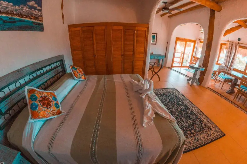 Double Suite with balcony and with partial ocean view (full double bed)