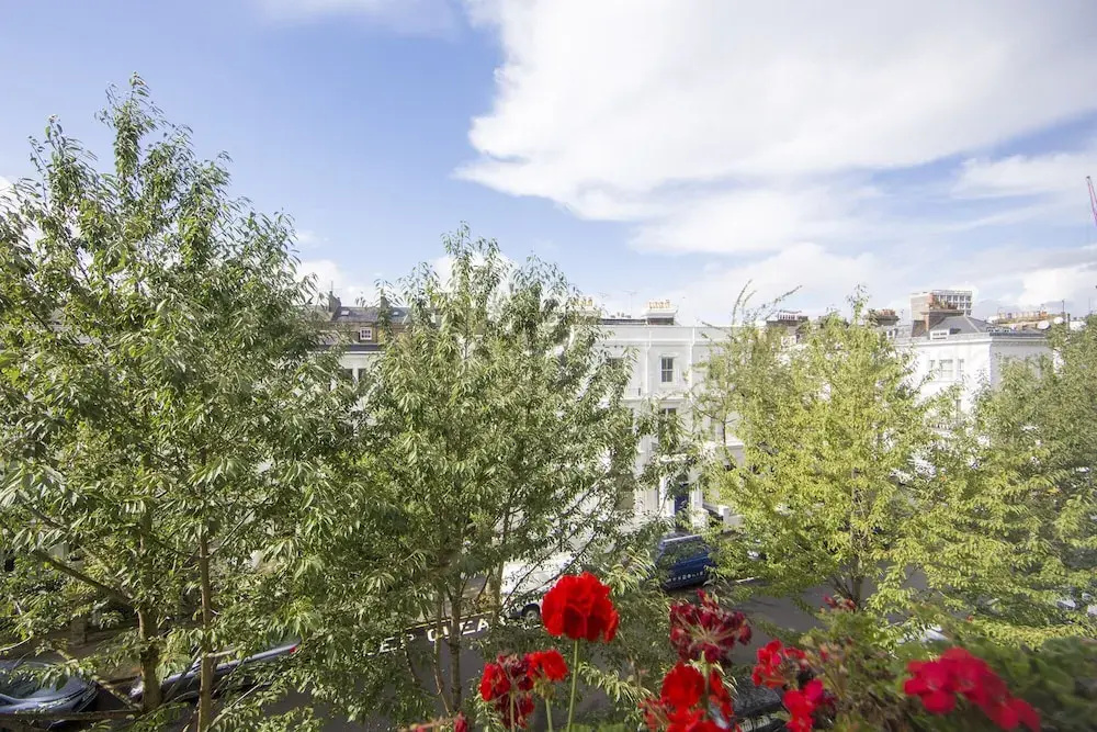 Brunswick Gardens - Cosy Apartment in a Cherry Tree Lined Street- Notting Hill