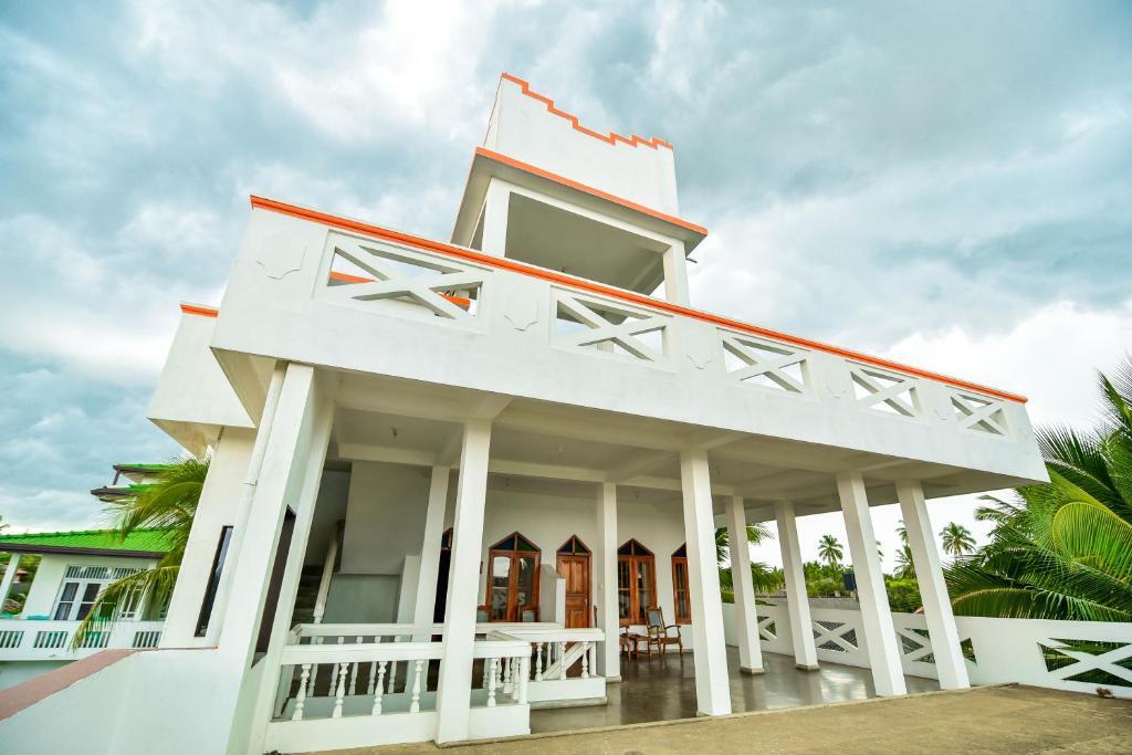 International Beach Hotel & Restaurant