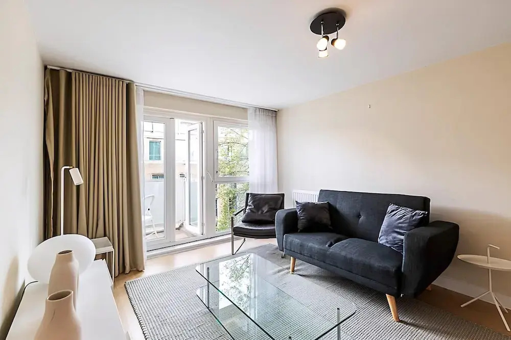 Sunny Belgravia Apartment With a Balcony