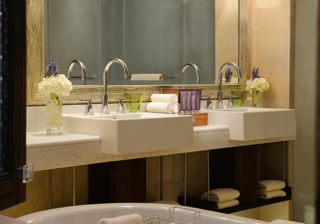The Ritz-Carlton Abu Dhabi, Grand Canal