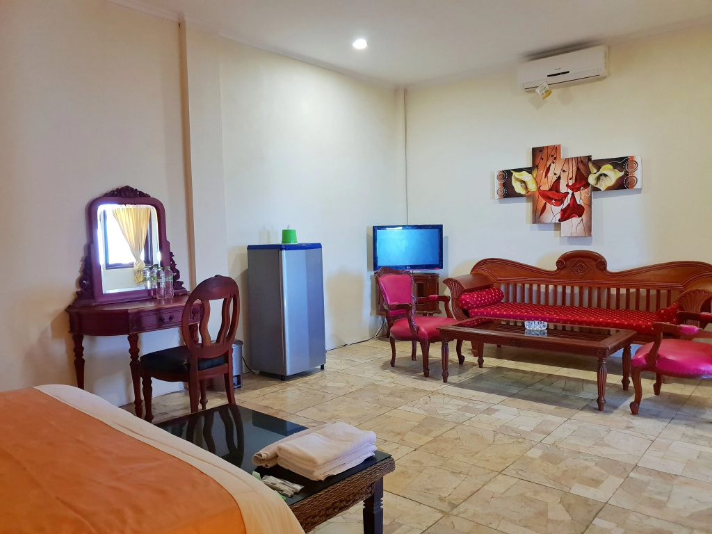 77 Sunset Plaza