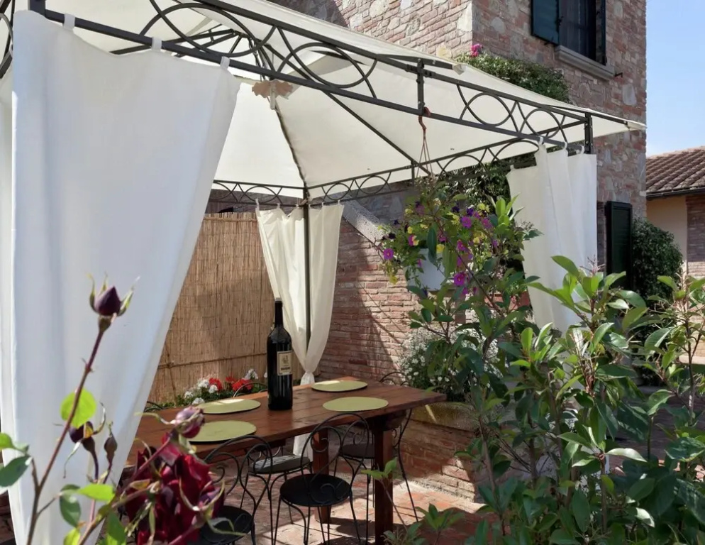 Apartment Near Cortona With Pool and Roman Charm