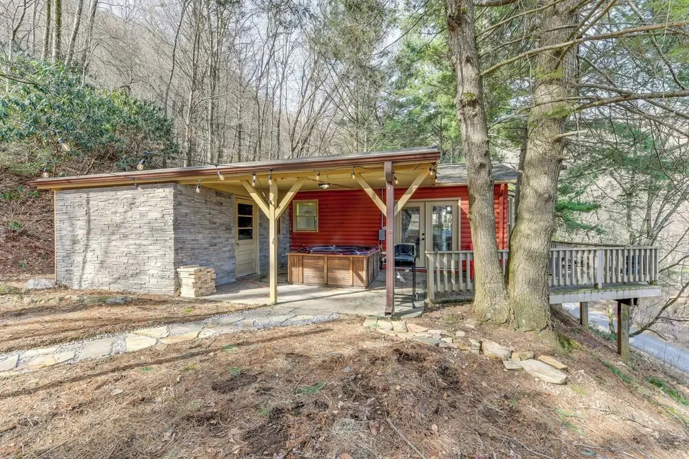 Fire Pit & Mountain Views: Waynesville Retreat!