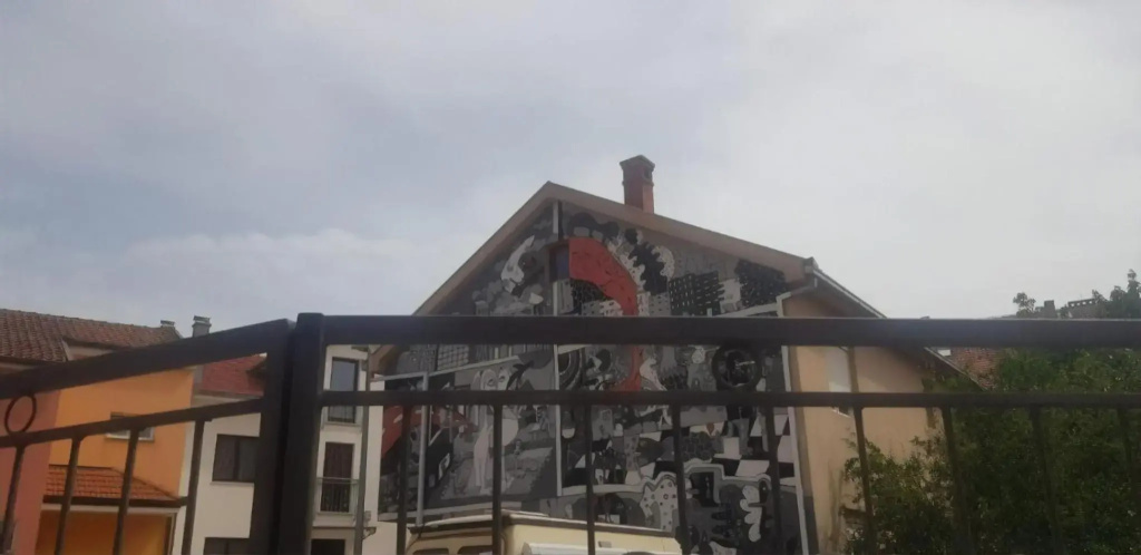 Cheap house near the center of the city