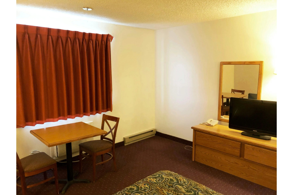 OYO Hotel Shelby MT Hwy 2 & I-15 — 5