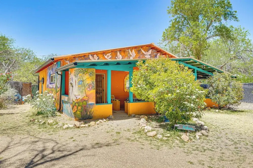 Casa Paloma Studio: Artsy & Airy w/ Hot Tub Access