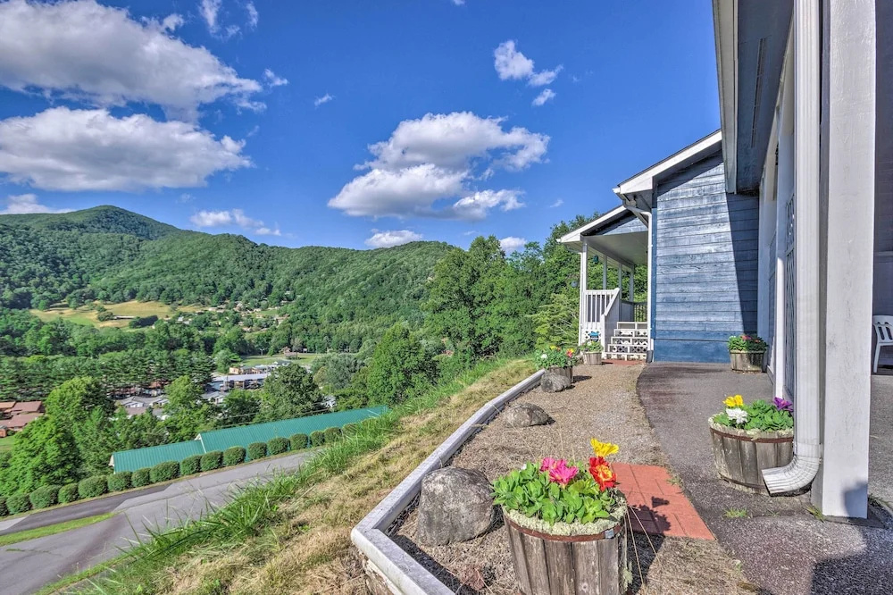 Maggie Valley House w/ Mtn Views - 1 Mi to DT
