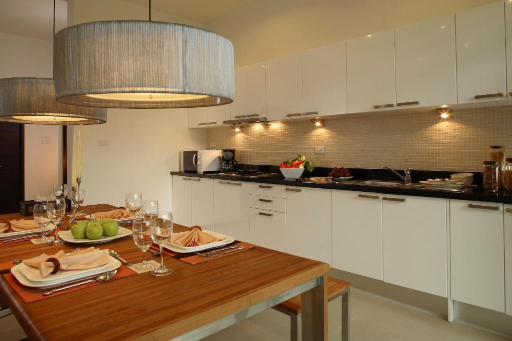 Вилла с 3 комнатами в Two Villas Holiday Oxygen Style Bangtao Beach