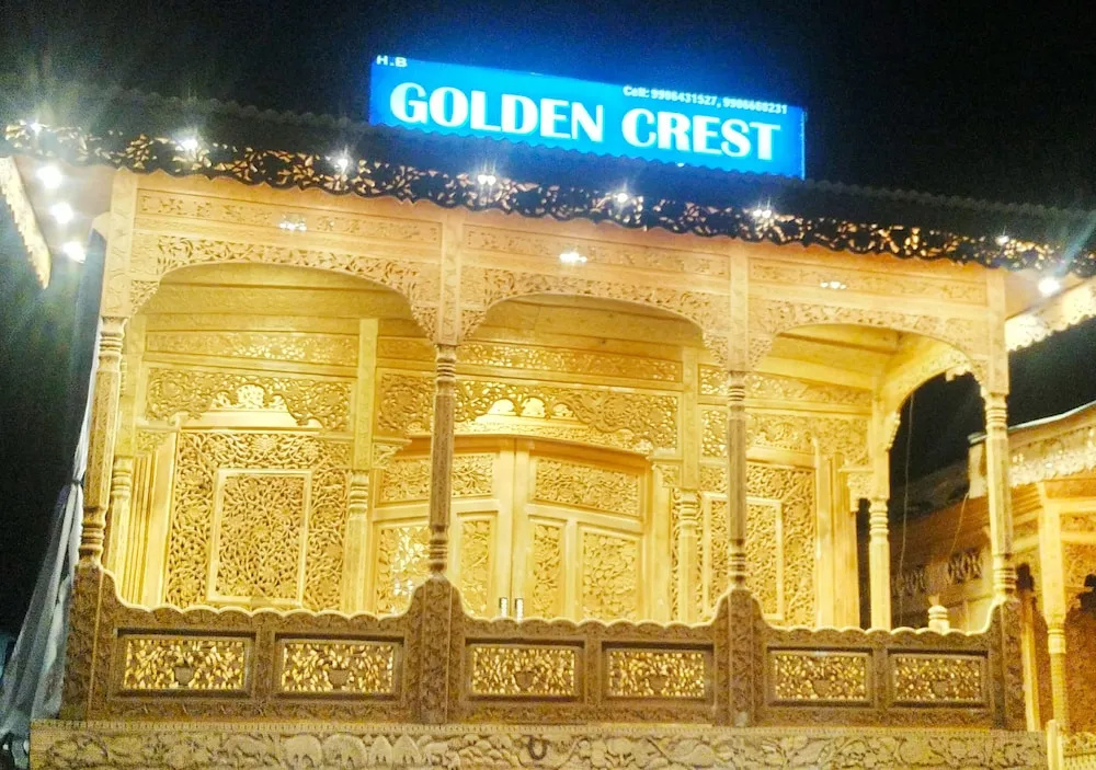 Group Of House Boat Golden Crest