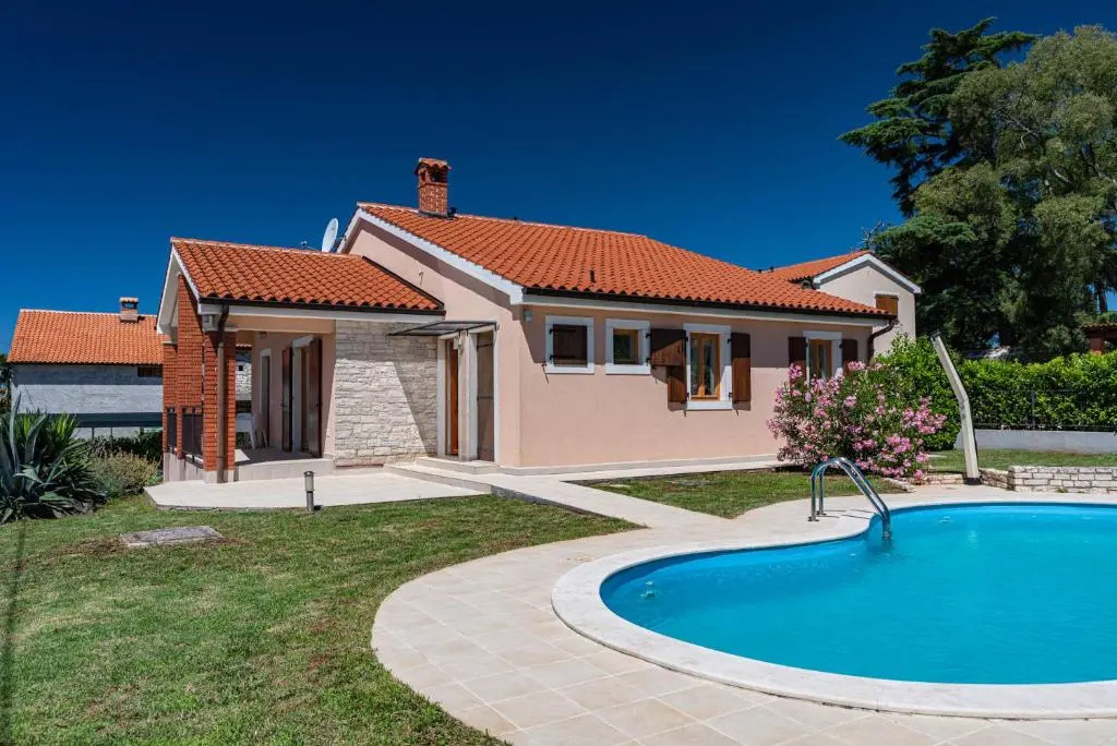 2 Bedrooms Villa