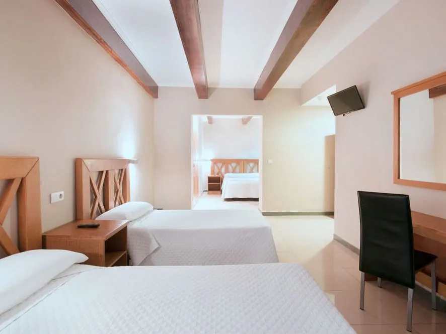 4 Bedrooms Bed in Dorm