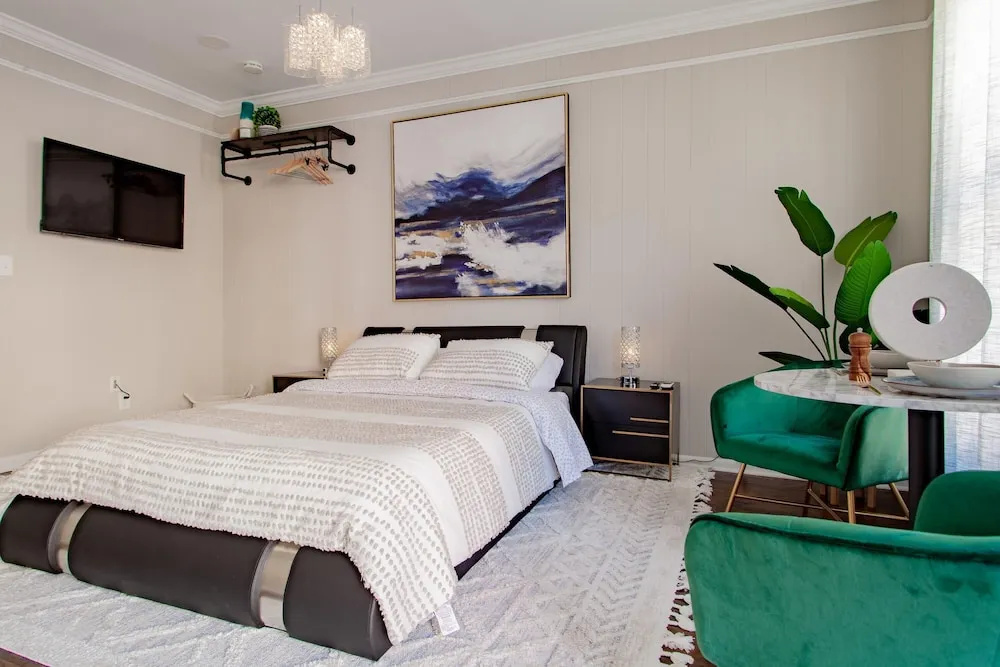 Little Penthouse in Little Italy Near Inner Harbor