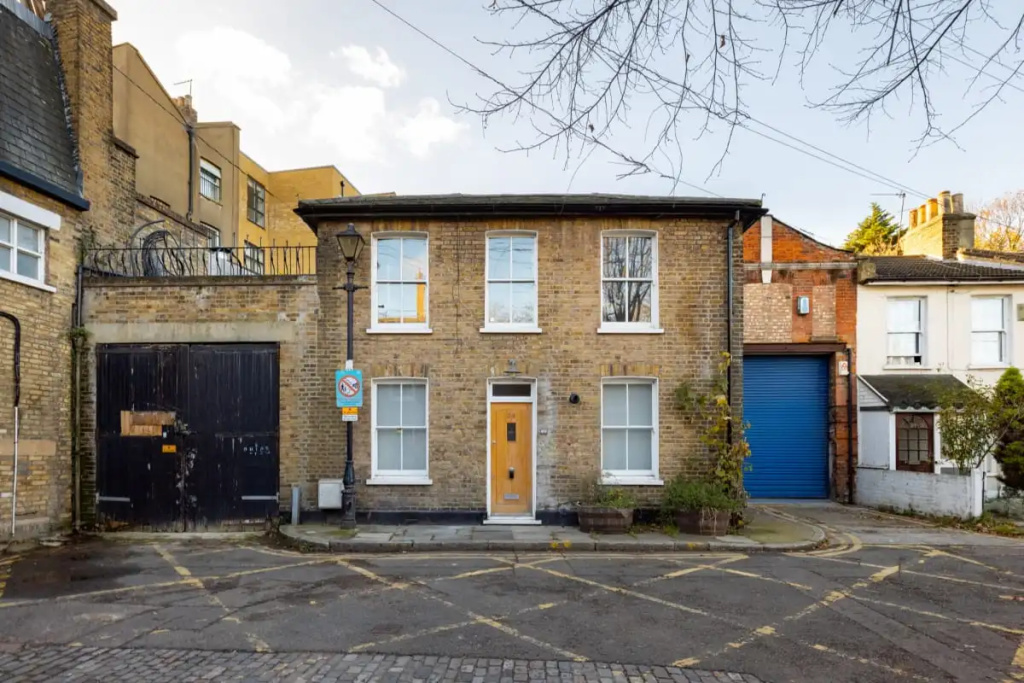 The Stepney Star - Bright & Modern 2BDR with Terrace