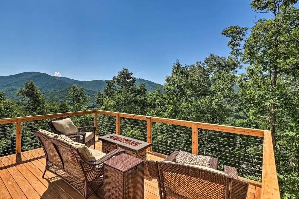 Escape w/ Hot Tub, Mtn Views: 5 Mi to Urban Trail