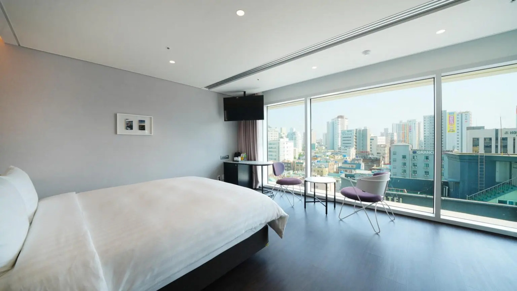 Standard Double room with city view (full double bed)