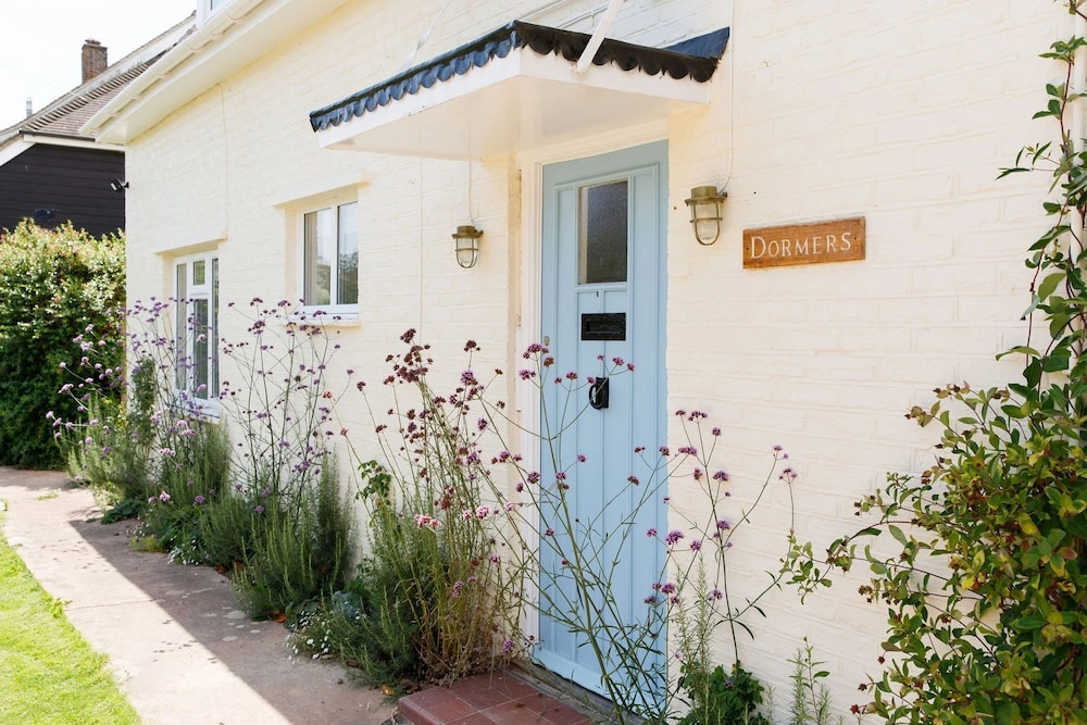 Newly Renovated Cottage 150m From Waterfront