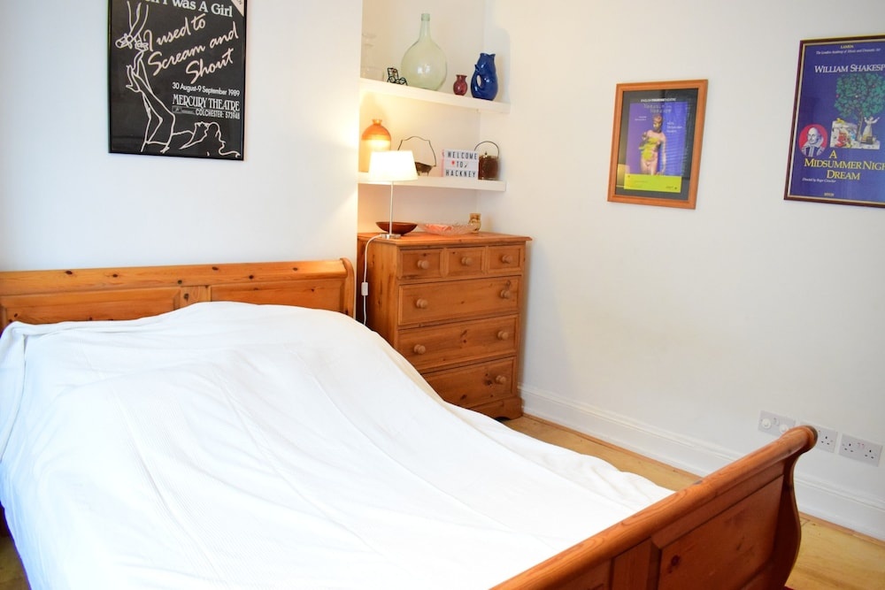 1 Bedroom Flat Next to Victoria Park Village