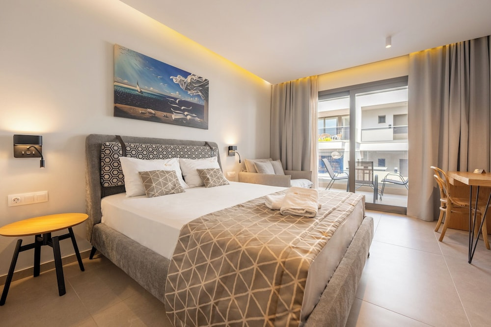 Standard Triple room with balcony and with pool view