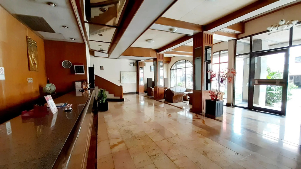 Lobby & Reception
