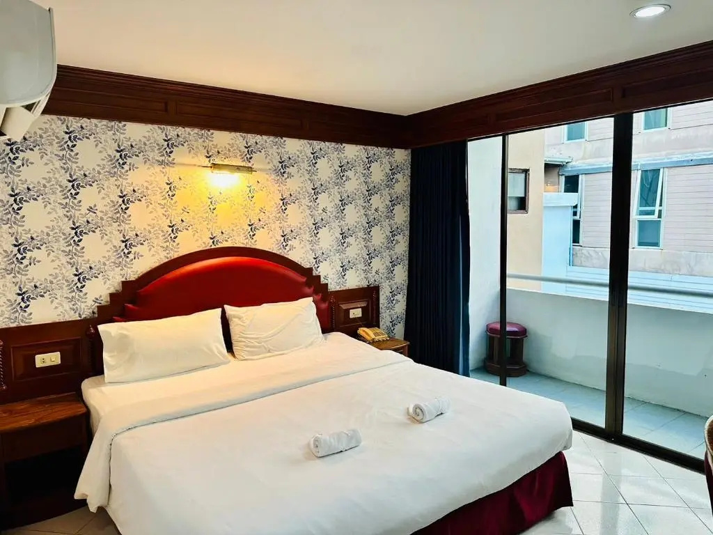 Deluxe Double room (full double bed)