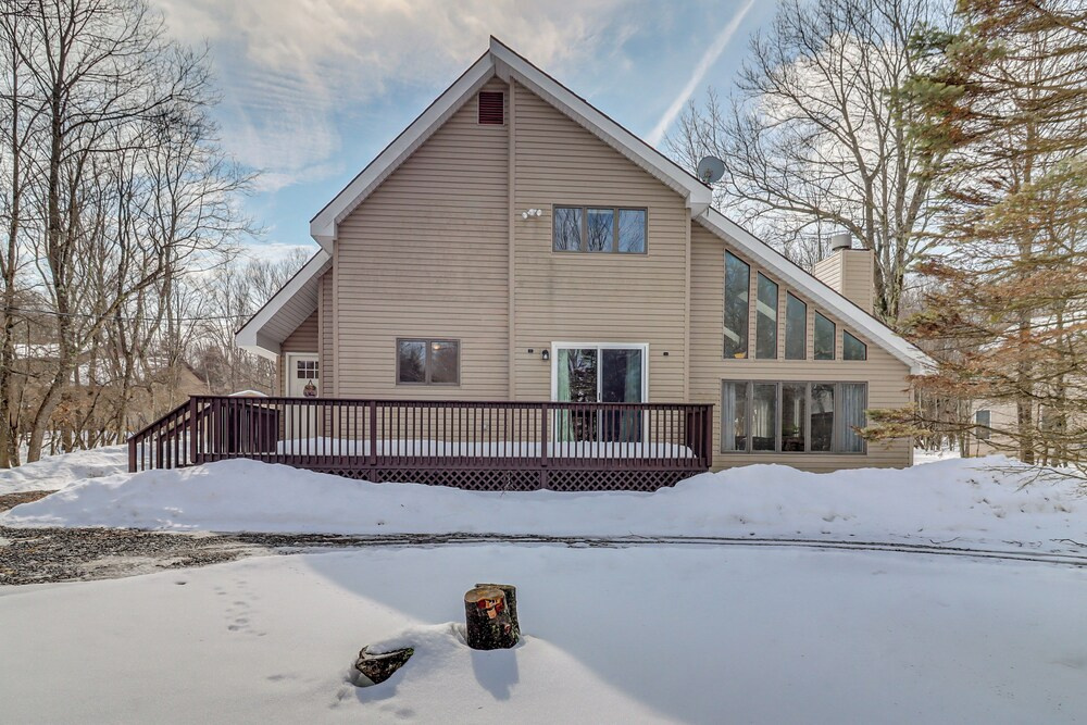 Cabin in Lakeside Community! Poconos Getaway