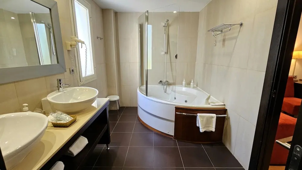 Double Suite (full double bed)