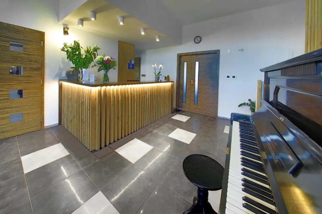 Lobby & Reception
