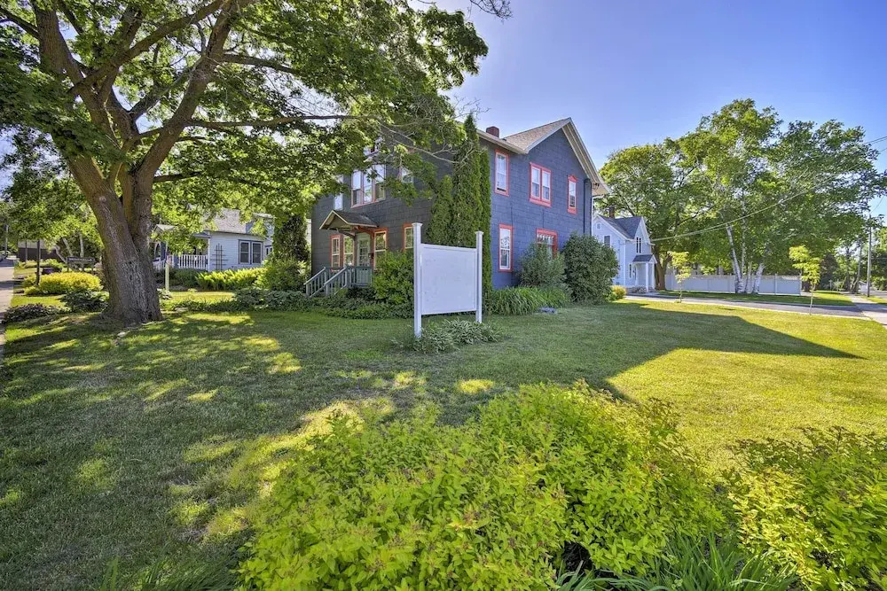 Walk to Dtwn Shops & Eats: Sturgeon Bay Retreat