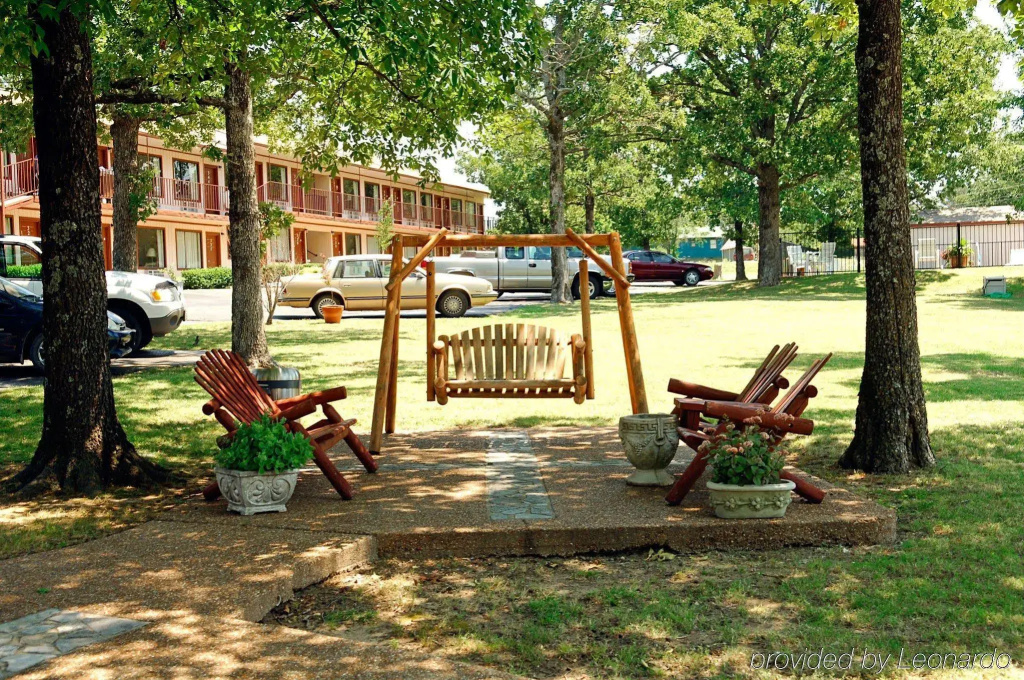 The Parkwood Inn & Suites