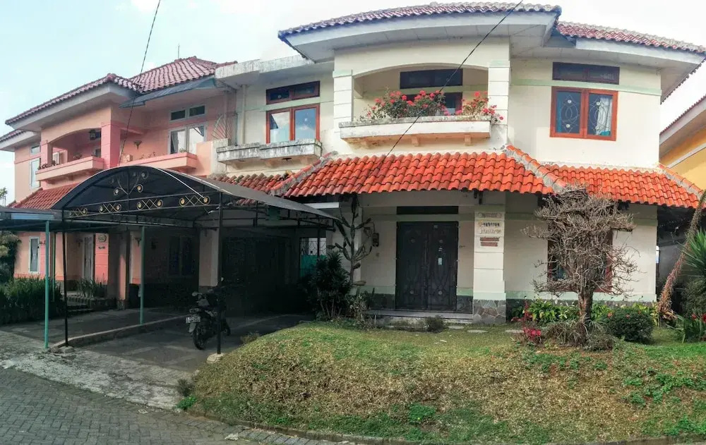 Villa Anvil Cipanas 4 Bedroom for 25 pax