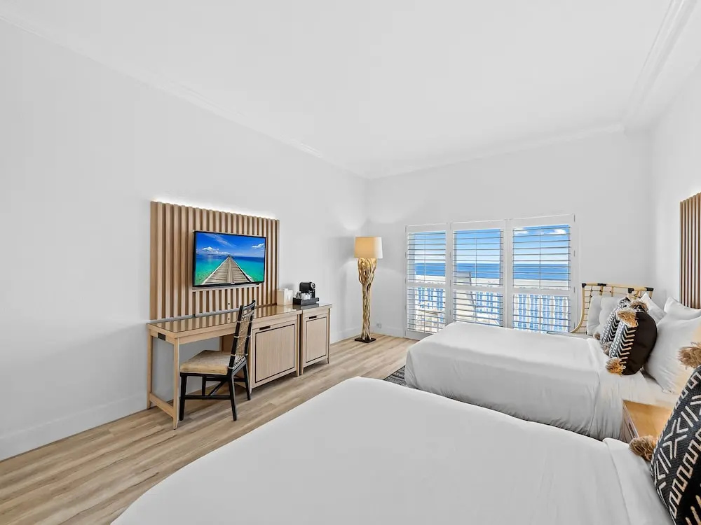 Standard Quadruple room with balcony and with partial ocean view