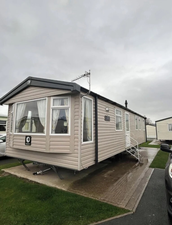 Modern 3-bedroom Caravan Near Beach at T