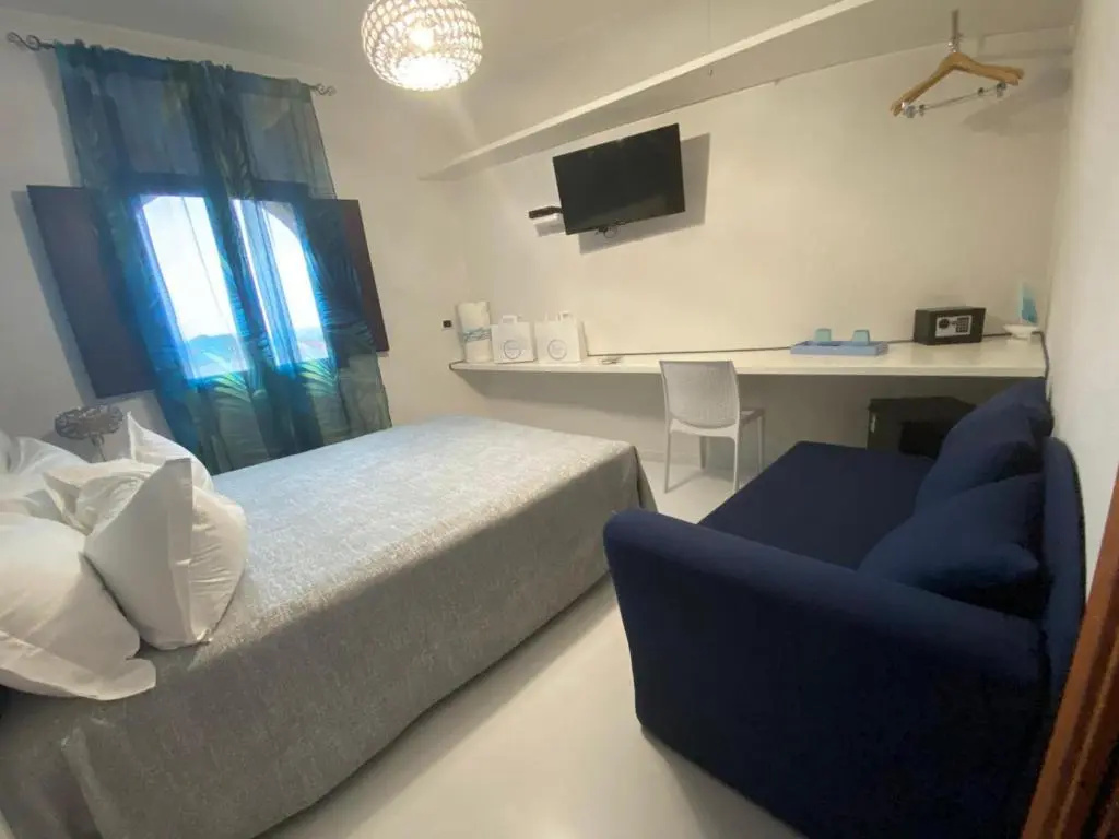 Standard Double room with partial sea view (full double bed)