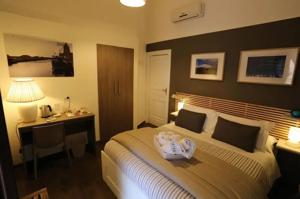 Classic Double room with city view (full double bed)