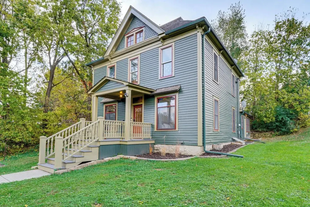 Near Colleges: Pet-friendly Duplex in Northfield!