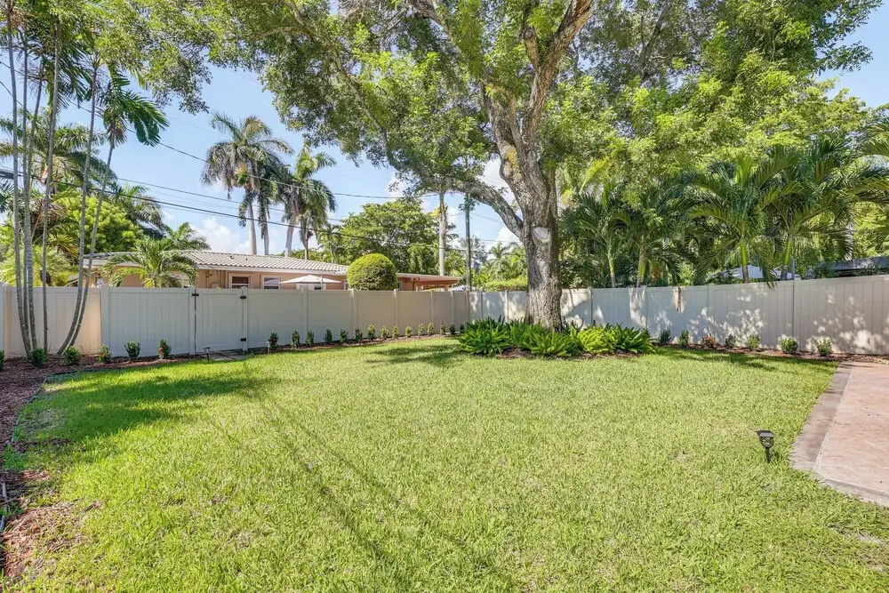 Spacious Yard, Near Golf: Modern Home in Hollywood