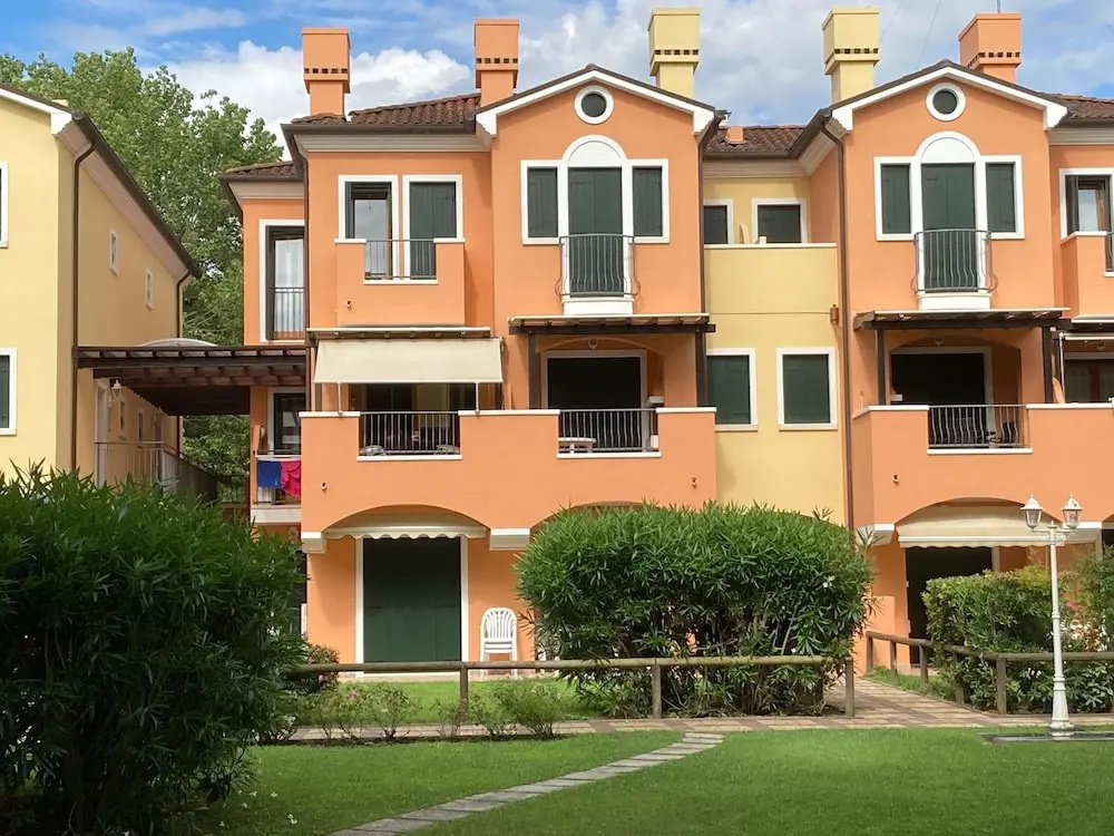 Seafront Apartment With Shared Pool