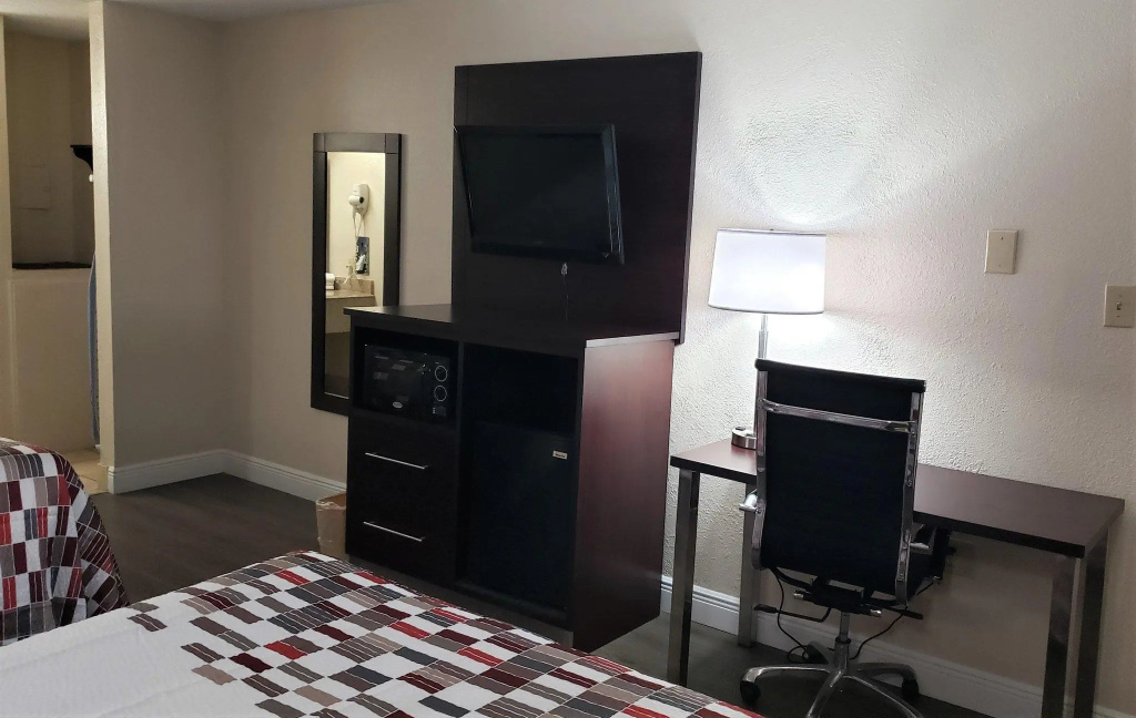 Deluxe Double room (full double bed)