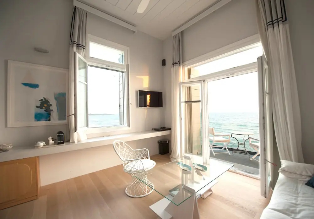 Suite with balcony and beachfront