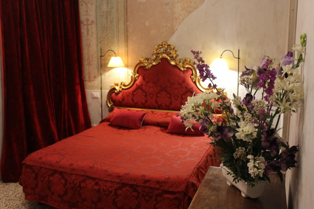 Deluxe Double room (full double bed)