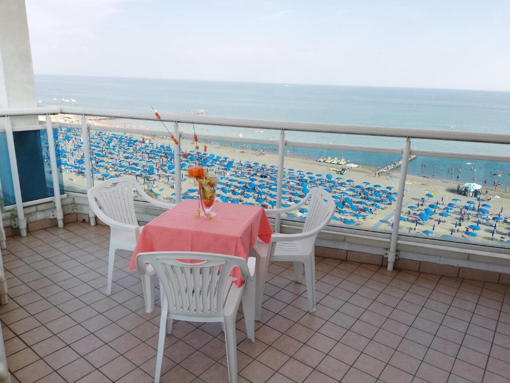 Четырёхместный номер Standard с балконом и с видом на море в Hotel Caravelle & Minicaravelle