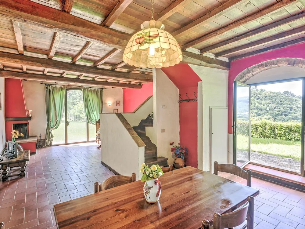 Attractive Farmhouse in Tuscany with Swimming Pool
